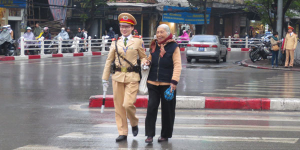 Nữ CSGT đội mưa "xuống đường" phân làn giao thông ảnh 6