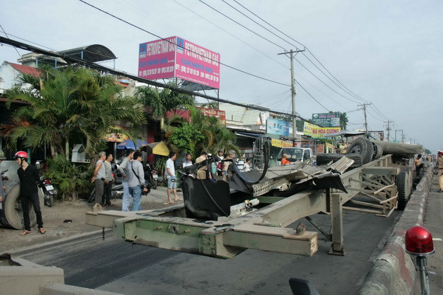 TP Hồ Chí Minh: Lật xe container, 2 người bị thương ảnh 1