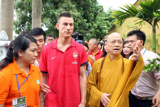 Hoạt động nổi bật của các cầu thủ Arsenal ngày 16/7 ảnh 5