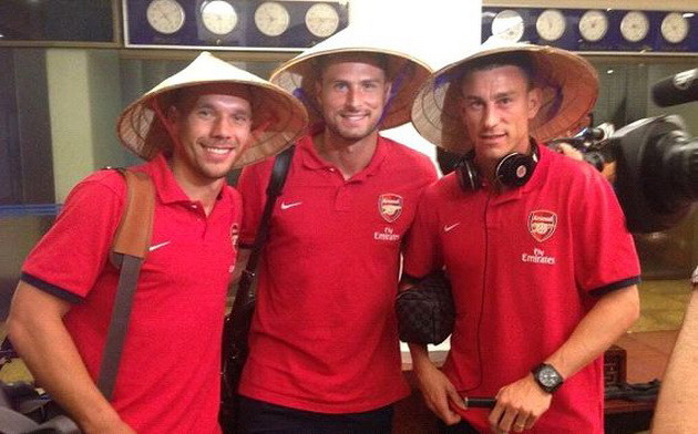 Podolski khoe ảnh đội nón lá Việt Nam lên Facebook ảnh 1