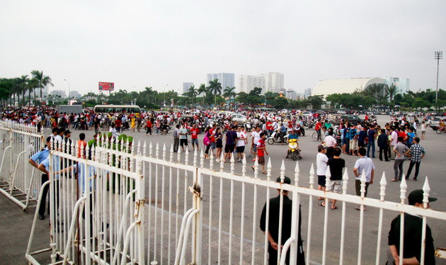 Chùm ảnh CĐV Arsenal cuồng nhiệt ở sân Mỹ Đình ảnh 1