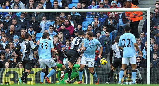 Aguero, Dzeko giúp Man City ngược dòng hạ Tottenham ảnh 1