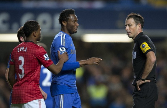 Trọng tài "giết Chelsea" Clattenburg vẫn bị treo còi ảnh 1