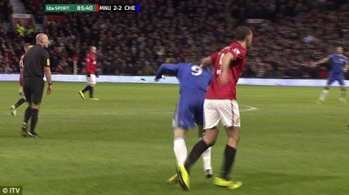 Đánh nguội Torres, Rio Ferdinand vẫn thoát án phạt ảnh 1