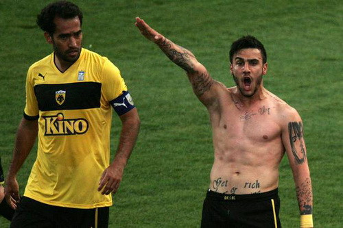 Bị cấm thi đấu suốt đời vì ăn mừng kiểu phát xít ảnh 1