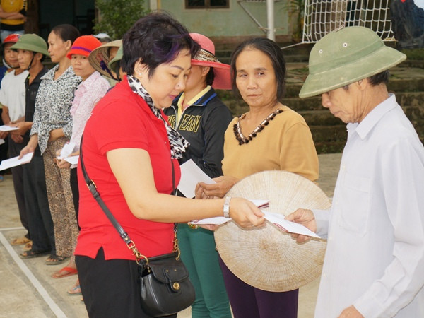 Báo VN+ và Việt kiều Stockholm tặng quà dân vùng lũ ảnh 3