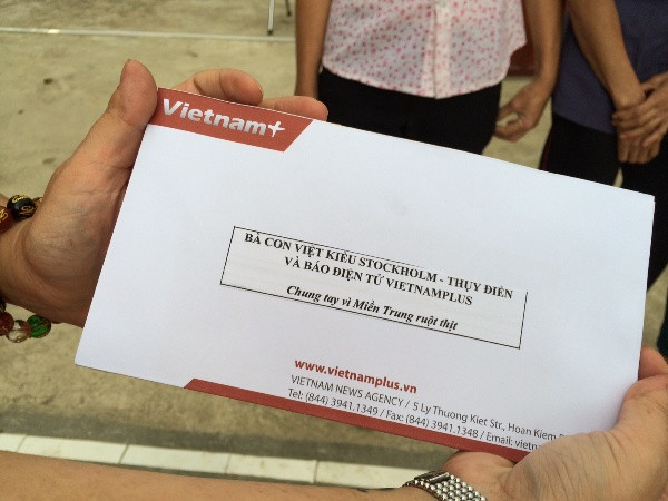 Báo VN+ và Việt kiều Stockholm tặng quà dân vùng lũ ảnh 4