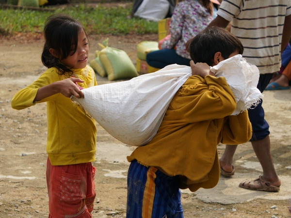 Báo VN+ và Việt kiều Stockholm tặng quà dân vùng lũ ảnh 7