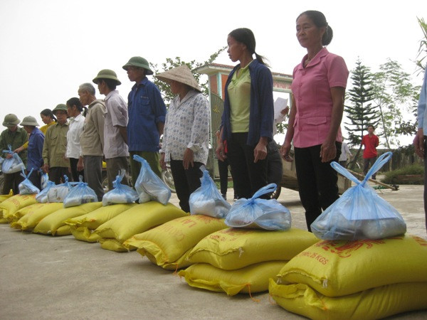 Báo VN+ và Việt kiều Stockholm tặng quà dân vùng lũ ảnh 2