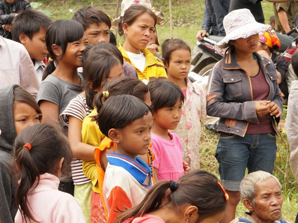 Báo VN+ và Việt kiều Stockholm tặng quà dân vùng lũ ảnh 6