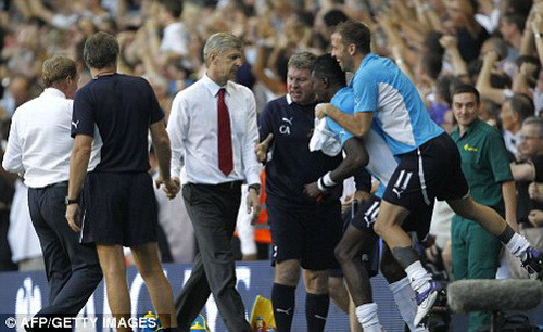 Ông Wenger từ chối bắt tay đối phương vì cay cú ảnh 1