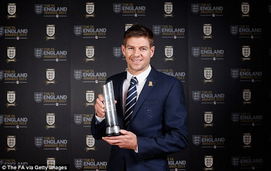 Steven Gerrard là cầu thủ xuất sắc nhất nước Anh ảnh 1
