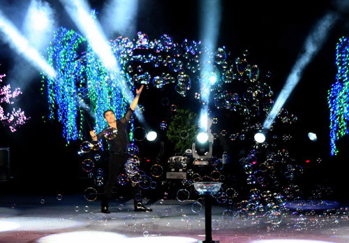 Màn trình diễn bong bóng tuyệt vời của Fan Yang ảnh 1