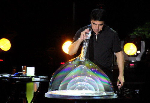 Màn trình diễn bong bóng tuyệt vời của Fan Yang ảnh 5