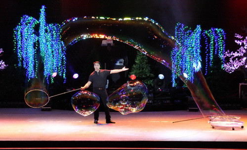 Màn trình diễn bong bóng tuyệt vời của Fan Yang ảnh 6