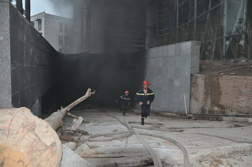 Chùm ảnh vụ cháy tòa tháp đôi 33 tầng ở Cửa Bắc ảnh 8