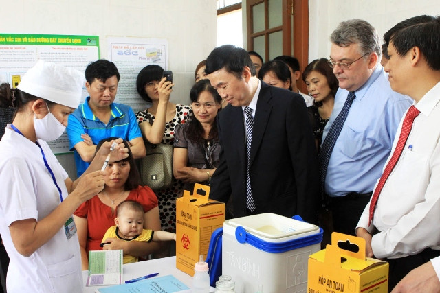 Bộ Y tế vẫn tỏ ra thận trọng với vắcxin Quinvaxem ảnh 1