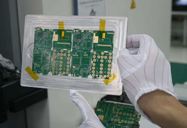 "Đột nhập" nhà máy sản xuất điện thoại của Viettel ảnh 3