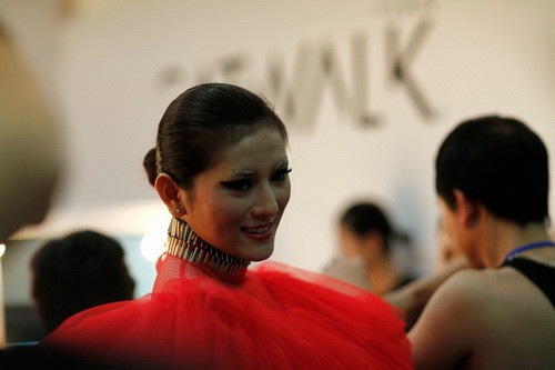 Hình ảnh hậu trường làm tóc Đẹp Fashion Show 10 ảnh 3