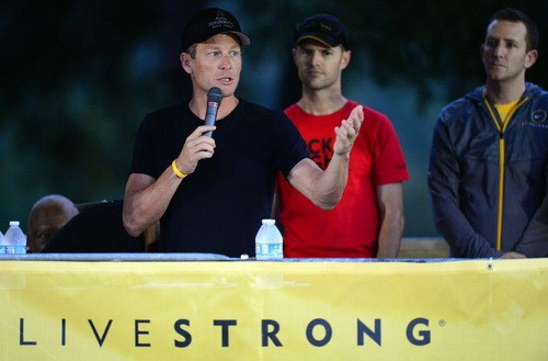 Lance Armstrong rút khỏi ban lãnh đạo Livestrong ảnh 1