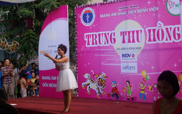 Trung thu Hồng: Cùng mang âm nhạc đến bệnh viện ảnh 1