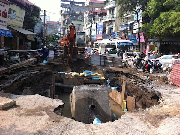 Hà Nội: Hố tử thần xuất hiện trên đường Kim Ngưu ảnh 1