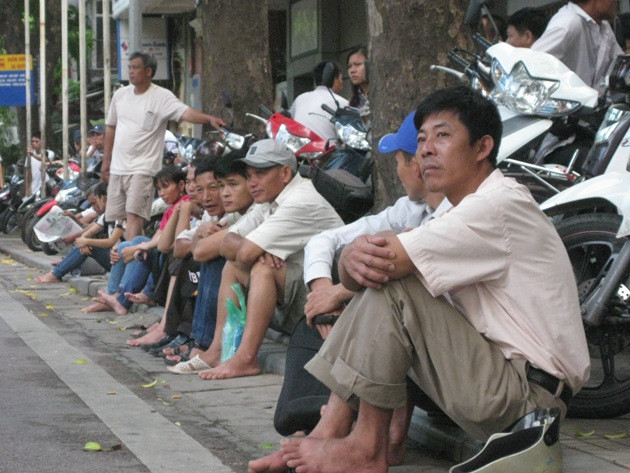 Phụ huynh, sỹ tử cùng "run" trong buổi thi đầu tiên ảnh 1