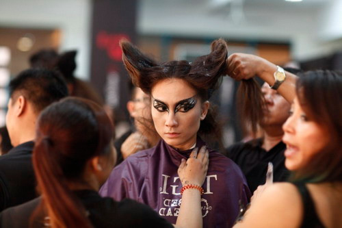 Hình ảnh hậu trường làm tóc Đẹp Fashion Show 10 ảnh 4