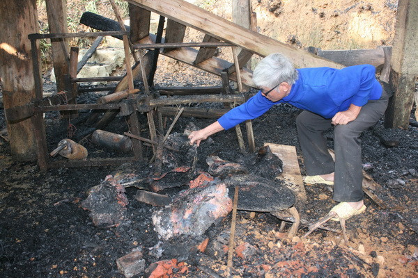 Cháy nhà Lang hàng trăm tuổi cùng nhiều hiện vật cổ ảnh 1
