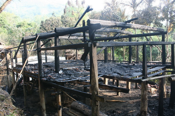 Cháy nhà Lang hàng trăm tuổi cùng nhiều hiện vật cổ ảnh 2