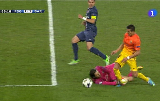 Alexis ăn vạ kiếm phạt đền, Ibrahimovic đã việt vị ảnh 1