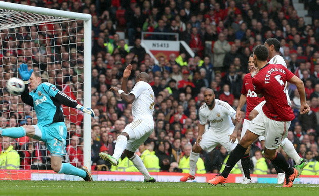 Ferdinand tặng món quà chia tay ý nghĩa cho Sir Alex ảnh 4