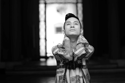 Tùng Dương: Sẽ hứng “đá” để khoác áo... quý ông ảnh 1