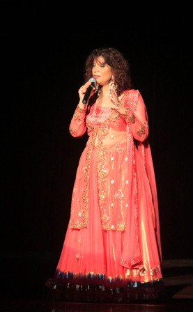 Giọng ca "ngọt như mật hoa" Penaz Masani hát ở HN ảnh 4