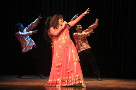 Giọng ca "ngọt như mật hoa" Penaz Masani hát ở HN ảnh 3