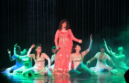 Giọng ca "ngọt như mật hoa" Penaz Masani hát ở HN ảnh 2