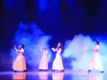 Giọng ca "ngọt như mật hoa" Penaz Masani hát ở HN ảnh 1