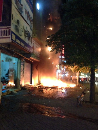 Lại xảy ra cháy lớn thiêu rụi quán karaoke tại Xã Đàn ảnh 1