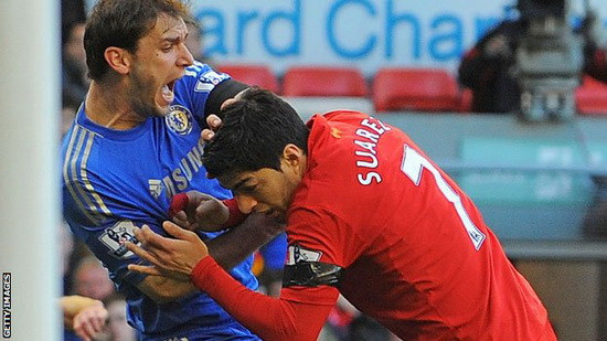 Suarez cắn trộm Ivanovic trong trận hòa kịch tính ảnh 1