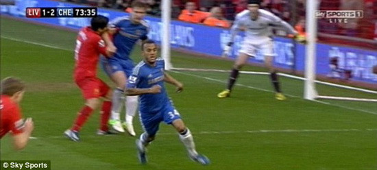 Suarez cắn trộm Ivanovic trong trận hòa kịch tính ảnh 2