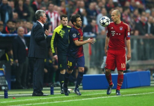 Jordi Alba cay cú ném bóng vào mặt Arjen Robben ảnh 1