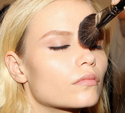 Tám lỗi bạn gái cần tránh khi trang điểm đi dự tiệc ảnh 6