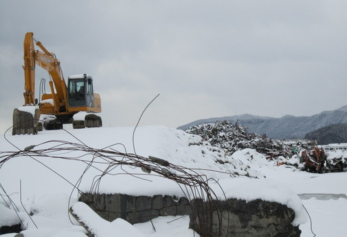 Người gieo mầm hy vọng giữa “rốn” thảm họa kép ảnh 1