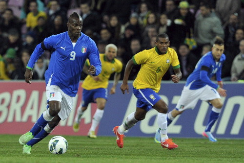 Thần đồng Neymar cũng ngả mũ thán phục Balotelli ảnh 1