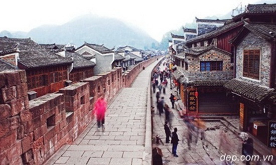 Du lịch Phượng Hoàng Cổ Trấn: Ồn ào và... lặng lẽ ảnh 1