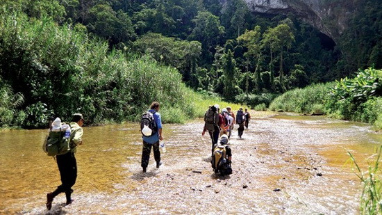 Hành trình trekking thú vị đến hang Én ở Phong Nha ảnh 1