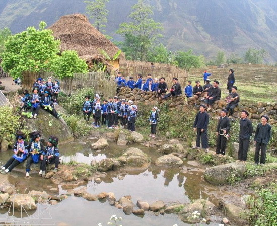 Trang phục Hà Nhì mang sắc xanh vùng Tây Bắc ảnh 2