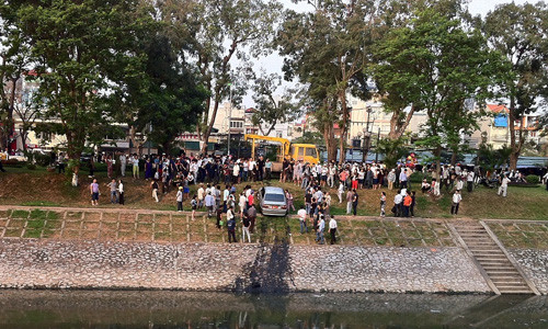 Xế hộp BMW lao từ garage xuống thẳng sông Tô Lịch ảnh 2