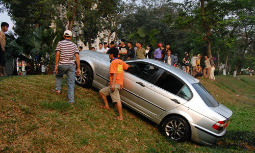 Xế hộp BMW lao từ garage xuống thẳng sông Tô Lịch ảnh 5