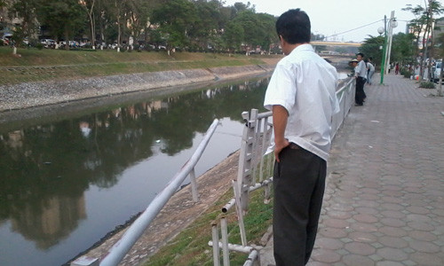 Xế hộp BMW lao từ garage xuống thẳng sông Tô Lịch ảnh 6